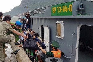 邊防部隊護送民眾到安全地方。