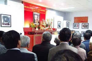 富安省各位領導同志與廣大人民向阮友壽律師、主席上香緬懷。（圖源：越通社）