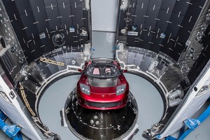 第一代特斯拉Roadster跑車被裝載至SpaceX的“重型獵鷹”火箭。（圖源：Instagram）