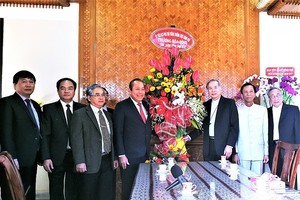 政府常務副總理張和平(左四)與崑嵩省總教區主教和各神職人士合照。（圖源：VGP）