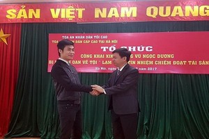 被冤判者武玉陽(左)在公開道歉儀式上。