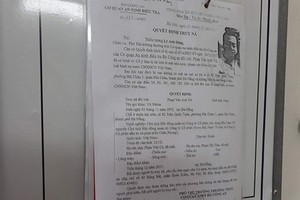 通緝潘文英武《決定》已公開貼在峴港市海珠郡海珠一坊人委會辦事處裡。（圖源：Đ.X）