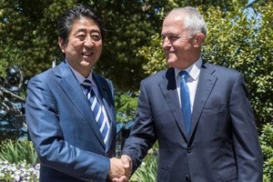 澳總理特恩布爾（右）將訪日與安倍晉三舉行首腦會談。（圖源：AP）