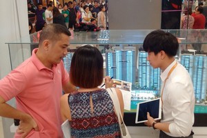 第一郡貿易中心展示房地產項目吸引國內外客戶參觀。