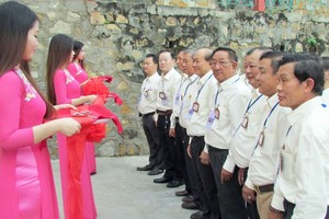 名譽理事長曾業文(右五)和理事長 詹有江(右四)及各理監事成員準備為升 降機告竣剪綵。