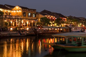 會安古埠夜景一瞥。