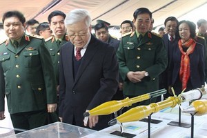 阮富仲總書記參觀軍隊科技產品陳列區。（圖源：VOV）