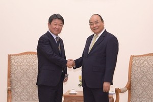 政府總理阮春福(右)接見日本經濟產業大臣兼經濟振興大臣茂木敏充。（圖源：何清江）