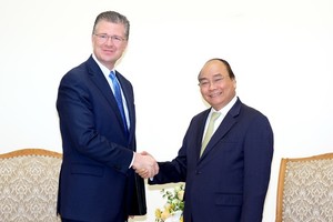 政府總理阮春福(右)接見前來越南履新的美國大使丹尼爾‧克里滕布林克。（圖源：光孝）