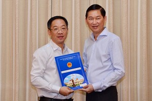 市建設廳都市發展科長黎陳堅(右)獲委任建設廳副廳長。（圖源：越勇）