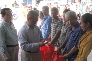 本市浸石天后宮贊助本報的丁酉年春節濟貧活動。