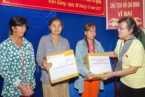 阮氏決心同志贈送禮物給居民。（圖源：市黨部新聞網）