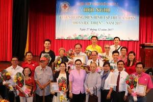 組委會向熱衷於慈善事業的集體和個人頒發郡人委會獎狀和紀念章並合影留念。