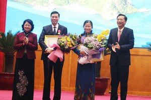 國家副主席鄧氏玉盛(左)向廣寧省委常務副書記杜氏凰和該省人委會主席阮德隆轉授二等勞動勳章。（圖源：陲針）