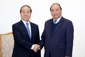 政府總理阮春福(右)接見韓國與越南友好協會主席、泛高紡織集團董事長崔勇朱。（圖源：光孝）
