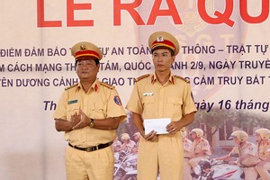 陳明科中尉（右）在“勇敢的交警”表彰儀式上。