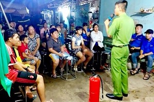 市消防幹部在平政縣一個出租房區向工人及勞動者傳達消防 知識，引導脫險技能。