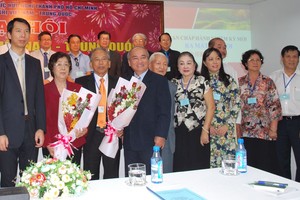 市各友好組織聯合會主席黃明善（左四）和中國駐本市副總領事郝志剛（左一）與新屆執委會合照。