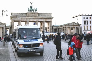 德國首都柏林一輛警車停在勃蘭登堡門前加強安保措施。（圖源：新華網）