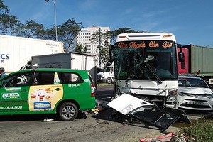 圖為阮文靈街途經平政縣50號國道十字路口路段發生的6車連環交通事故現場。（圖源：志福）