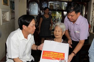 勞動榮軍與社會部長陶玉容(左)向越南英雄母親段氏清贈送禮物。（圖源：PV）