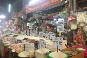 白鐵街市有眾多華人商販，經營多種不同的貨品。