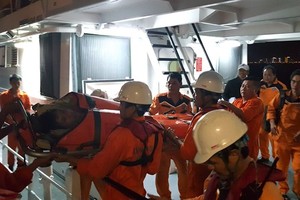 救援人員將傷者送醫院急救。