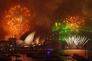 煙花閃耀澳洲悉尼港大橋。（圖源：AP）