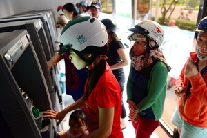 工人排隊提款。