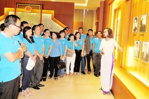 參加向胡伯伯報功“溯源”行程的市職工與勞動者。