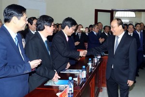 阮春福總理探望順化大學並與該校師生進行交流。（圖源：越通社）