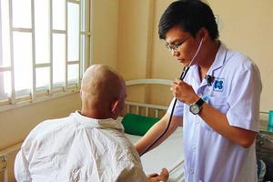 市腫瘤醫院衛星科醫生為患者診治病。