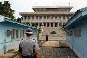 在朝鮮半島中部的板門店，一名韓國憲兵（左）和一名朝鮮人民軍士兵分別在軍事分界線兩側執勤。（圖源：新華網）