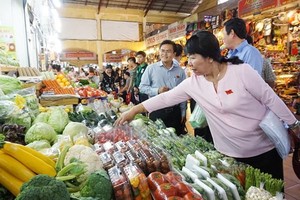 市人委會最近批准了本市確保食品安全試行市場模型項目。圖為濱城市場的某一蔬果攤。（圖源：黃雄）
