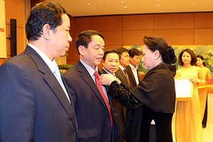 國會主席阮氏金銀向國會辦公廳機關黨部的黨員授予40年、30年黨齡紀念章。（圖源：仲德）