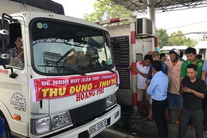 上十輛各類型汽車已聚集在芹苴-鳳協BOT收費站，以反對該站的不合理收費。 （圖源：九龍）