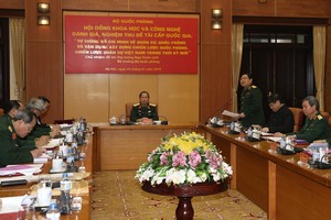  “關於國防、軍事的胡志明思想與在新時期運用建設越南國防戰略、軍事戰略”國家級題材的評價和驗收會議現場一瞥。（圖源：明慶）