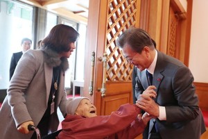 文在寅歡迎慰安婦老人。