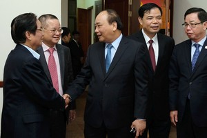 政府總理阮春福(中)與各代表交談。（圖源：VGP）