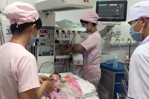 經手術後，病嬰的健康現已穩定，在嬰兒加護科跟進中。（圖源：越通社）