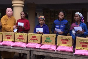 釋惟鎮法師向貧戶派發禮物。