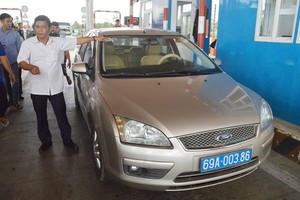 若干司機把車停泊在滀臻省州城縣安協鄉的滀臻收費站，不停地按喇叭及不願意購票，導致從滀臻至芹苴市方向的3條收費車道被堵塞。（圖源：春良）