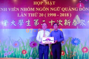 穗城會館勵學會會長盧耀南 (左)向陸明俊碩士頒發獎勵金。