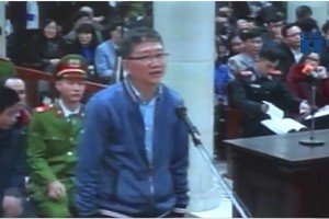 被告人鄭春清站在被告席上答法官問案。（圖源：VTC視頻截圖）