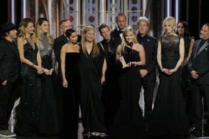 《大小謊言》劇組齊登台慶祝。（圖源：Getty Images）