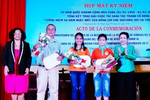 市越-古友協主席張氏賢(右一)與古巴 駐本市總領事Indira López Arguelles (左一)向獲第一名的作者頒獎。