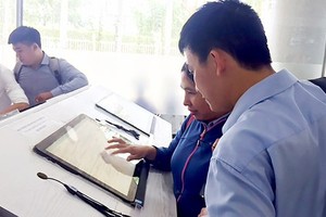 市民在第十二郡人委會查閱在線規劃資訊。