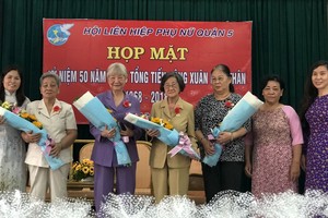 第五郡婦女會向４位越華婦女贈送鮮花。