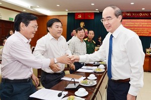 市委書記阮善仁與《西貢解放報》總編輯阮晉豐交換意見。