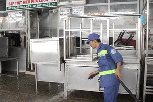 福門農產品與食品集散市場衛生工人正清洗試行開展確保食品安全市場模式的豬肉銷售區。